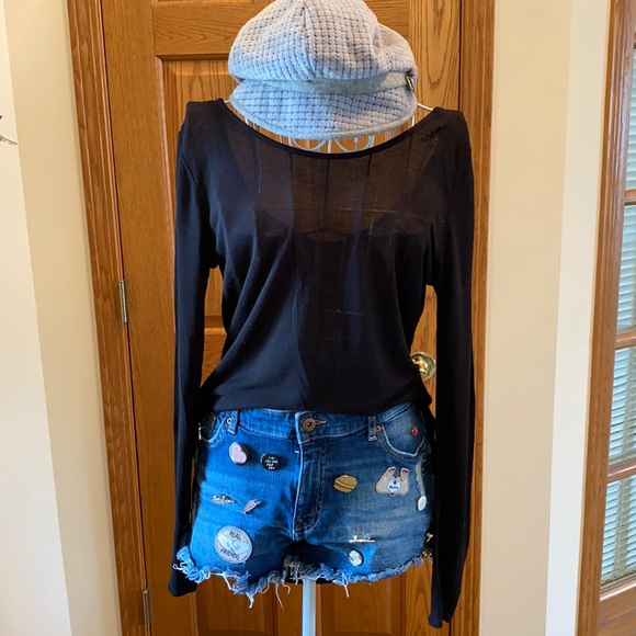 Darker Jean shorts with bottons. - Picture 2 of 6